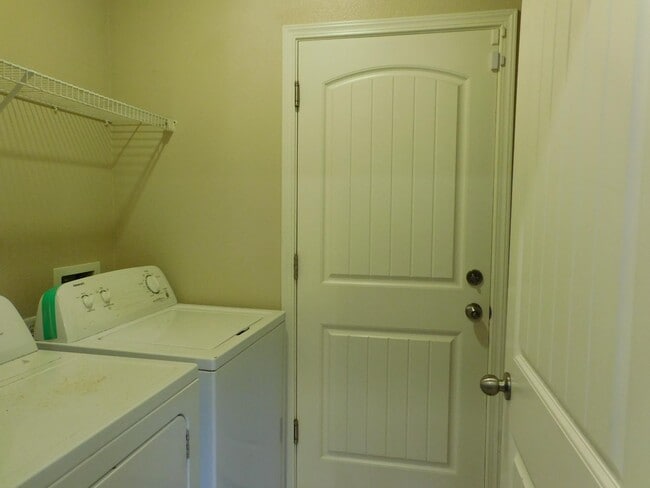 Building Photo - 5189 W Beechwood Ave