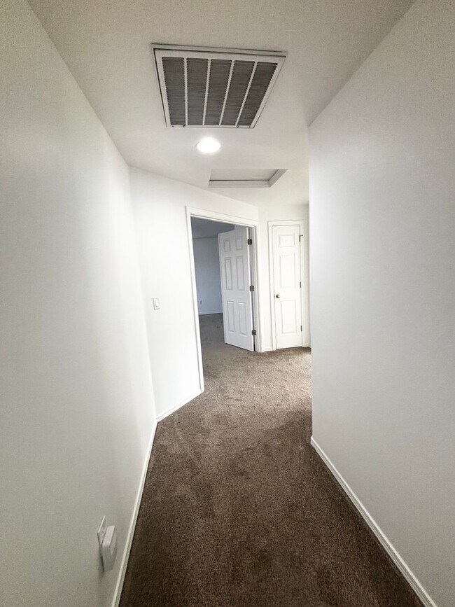 Building Photo - SW Bend House Near the Old Mill District, 4 Bdrms, 2.5 baths, A/C, Office/den, Dbl. Garage