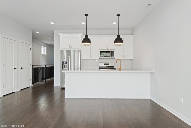 Building Photo - 648 E Bowen Ave