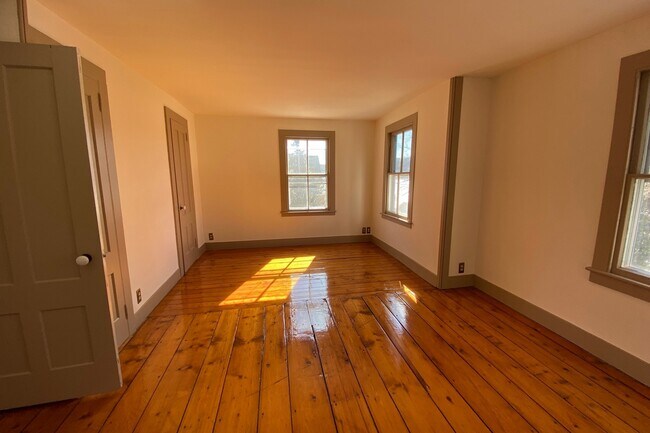 Building Photo - 12 Scholes Ln