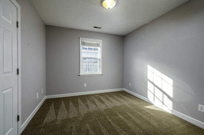 Building Photo - 3BR Home Near N. Marine Blvd with Fenced Backyard