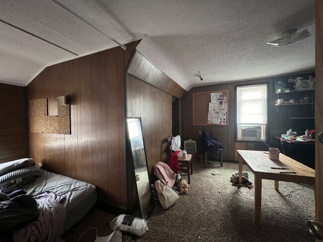 Building Photo - Over 2,000sf and 8 Bedrooms