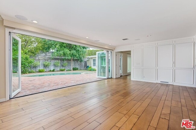 Building Photo - 4211 W Toluca Lake Ln