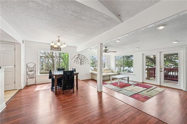 Building Photo - Three Bedroom Three Bathroom