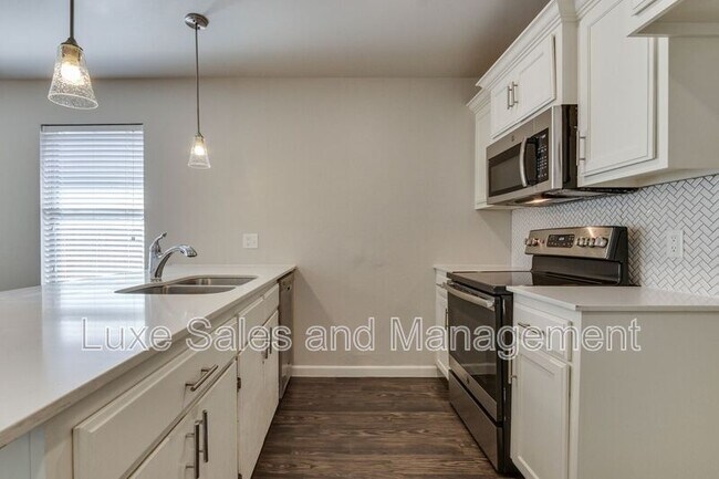 Building Photo - 407 Vail Cir