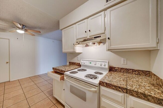 Building Photo - READY TO TOUR NOW! Adorable 2 Bath 1 Bed Home in Glendale