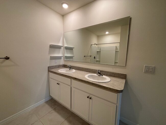 Building Photo - 812 Sky Hvn Wy