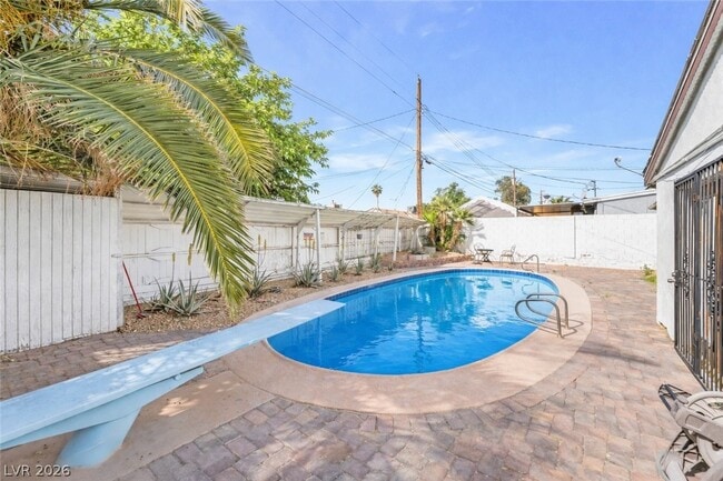 Building Photo - 1828 Hassett Ave