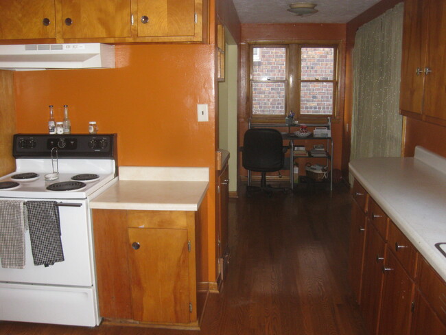 vintage kitchen - 2415 Cottage Grove Ave