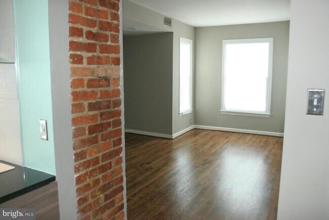 Building Photo - 1040 6th St NE