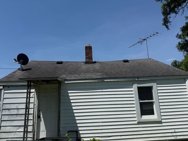 Building Photo - 1503 W 16th St