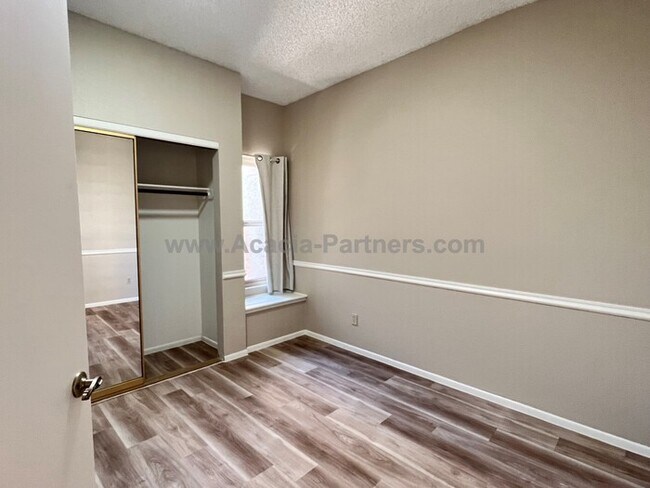 Building Photo - 2 Bdrm/2Bth Townhome