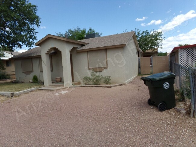 Building Photo - ADORABLE 2 BEDROOM 1 BATHROOM HOME