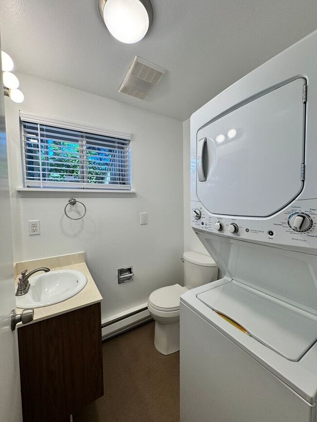Building Photo - AVAILABLE NOW! Spacious 2 Bed, 1.5 Bathroo...