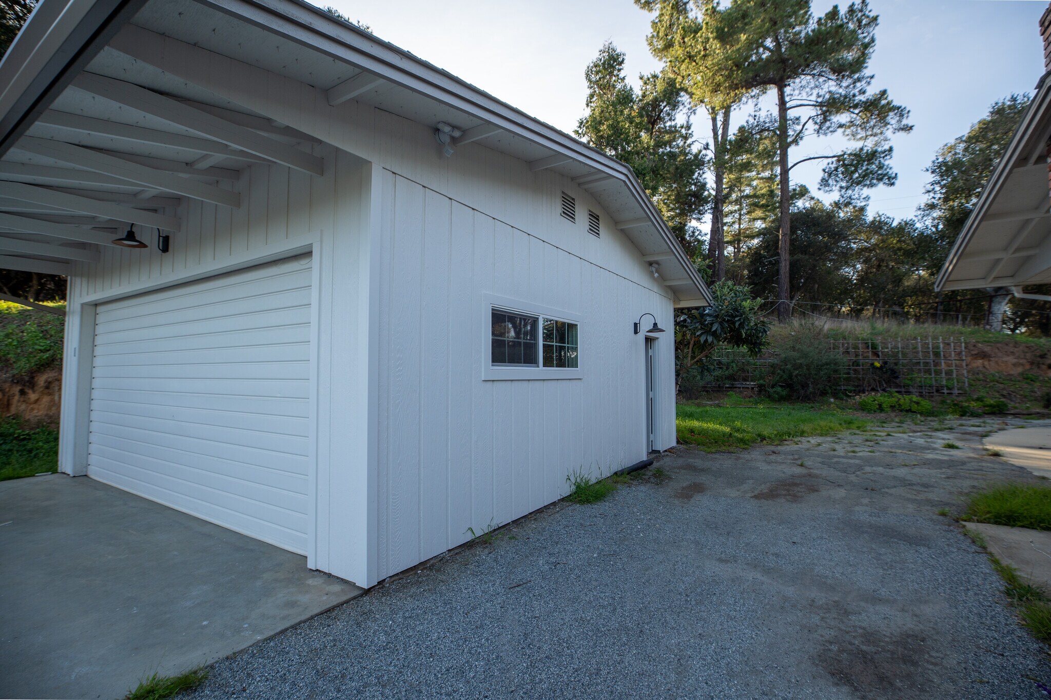 Building Photo - 384 Crazy Horse Canyon Rd