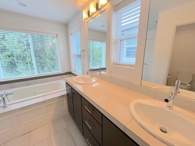 Building Photo - Spacious 4-Bedroom/3.5-Bathroom Townhome i...