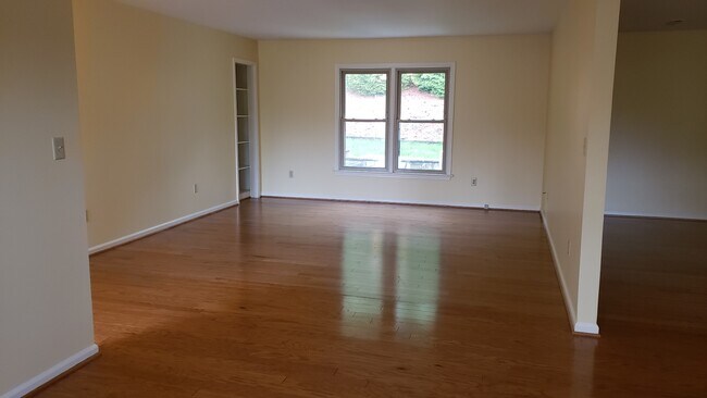 Building Photo - 1542 Surry Hill Ct
