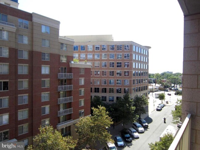 Building Photo - 880 N Pollard St