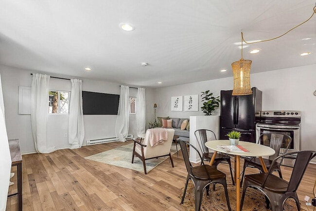 Building Photo - Beautifully Renovated 5-Bedroom Home with ...