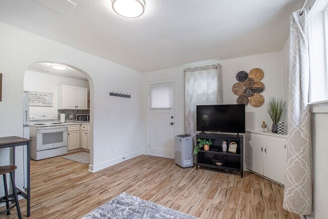 Building Photo - Fully Furnished 1 Bedroom 1 Bathroom WITH laundry!