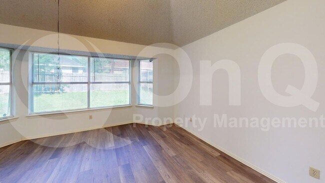 Building Photo - 733 Rockett Ln