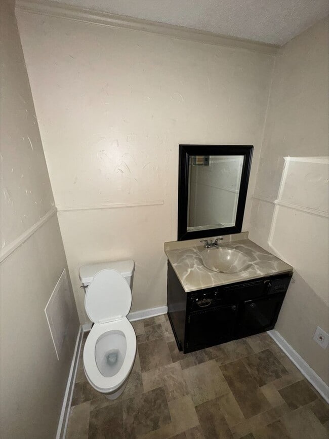 Building Photo - $350 off first month rent! Newly Available...