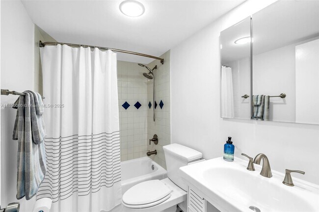 Building Photo - 805 W Oakland Park Blvd