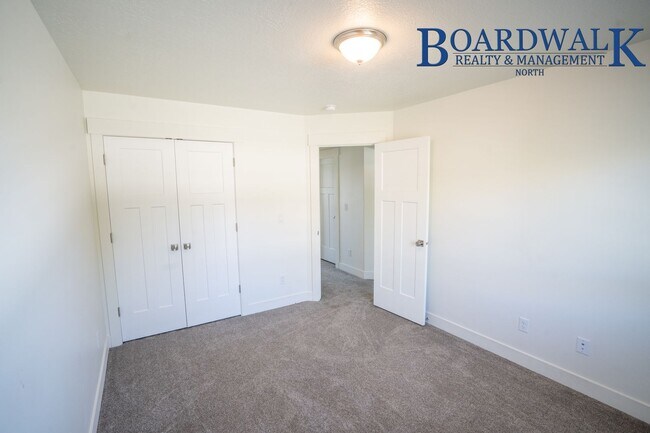 Building Photo - 440 1625 N
