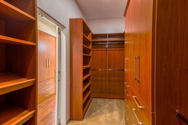 Building Photo - 5 Bedroom Pool Home Located In Summerlin G...