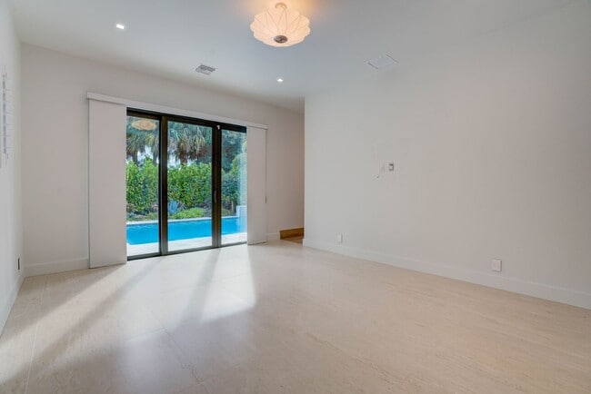 Building Photo - Modern Home in Palm Beach Gardens, Just Minutes from Juno Beach