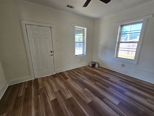 Building Photo - 709/711 W 44th St