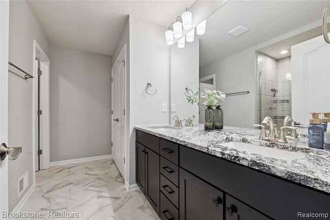 Building Photo - 765 Hummingbird Dr