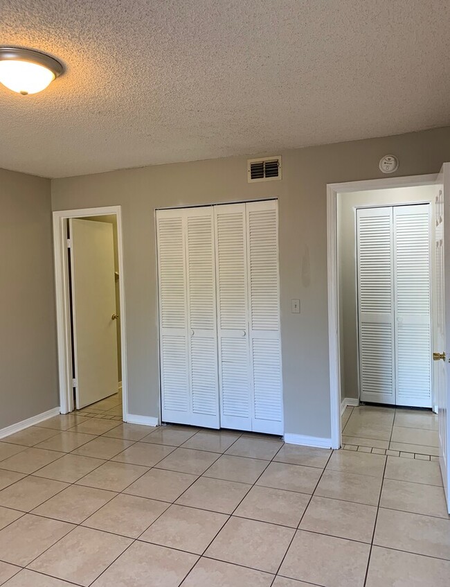 Building Photo - Spacious 2 Bed/2 Bath Single Story Townhom...