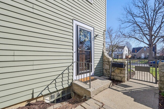 Building Photo - 909 S Roosevelt Ave