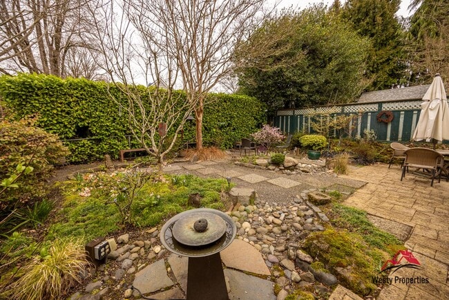 Building Photo - 3205 NE Davis St