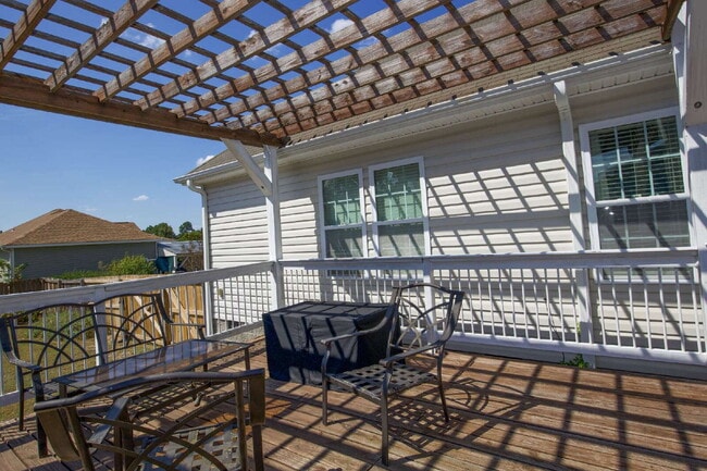 Building Photo - Charming 3 BR/2BA Ranch with fully fenced ...