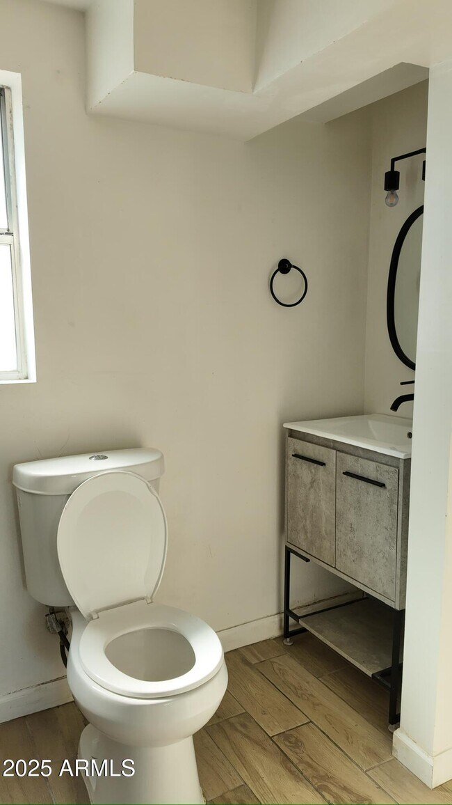 Building Photo - 1429 E Osborn Rd