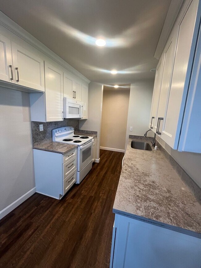 Building Photo - Beautiful 3 Bed 2 bath Home with Spacious backyard!