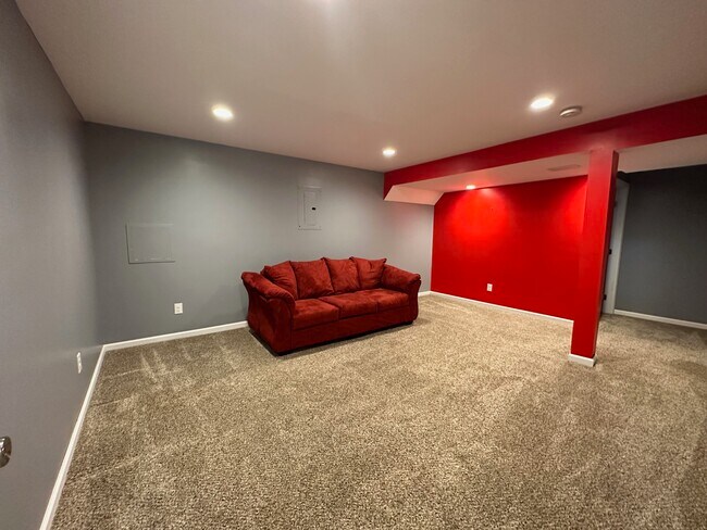 Building Photo - 9800 Spring Pointe Ct