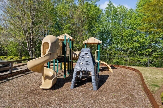 Building Photo - 244 Highland Pointe Cir E