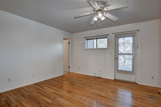 Building Photo - 2 Bed + possible 3rd, 2 Bath Home Close to...