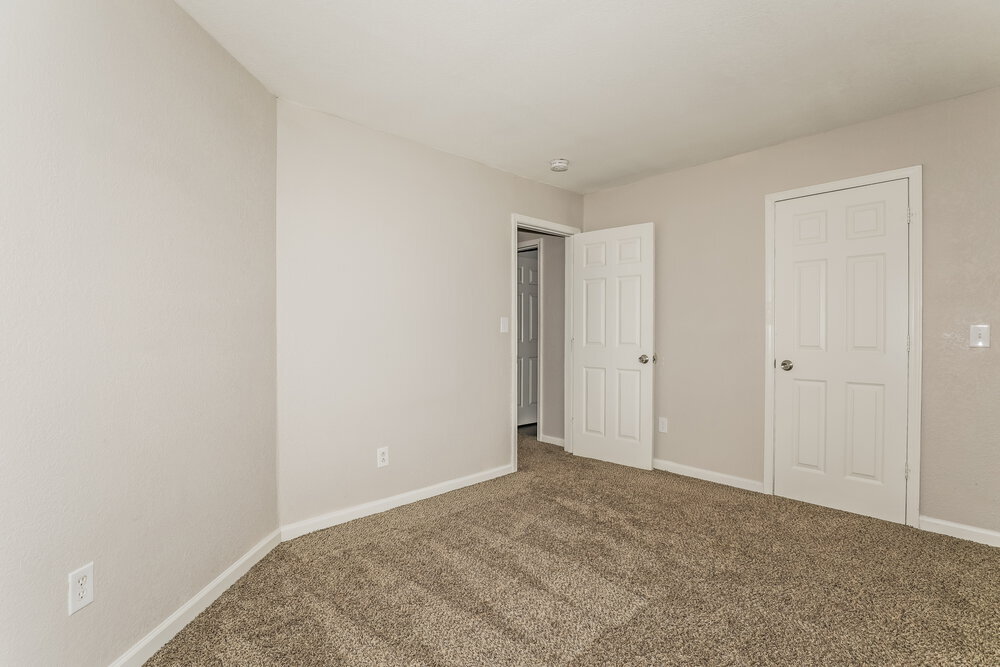 Building Photo - 304 E Pine Ridge Dr