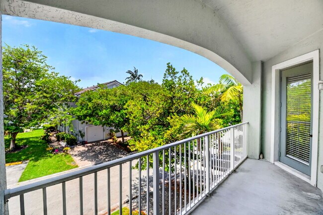 Building Photo - "Charming 2-Bed, 2-Bath Oasis in Riviera Beach – Your Perfect Retreat!"