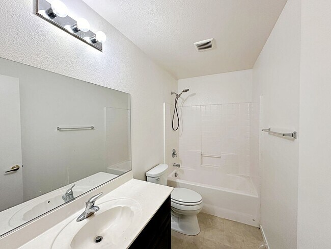 Building Photo - SINGLE STORY HOME WITH CASITA IN GATED COMMUNITY