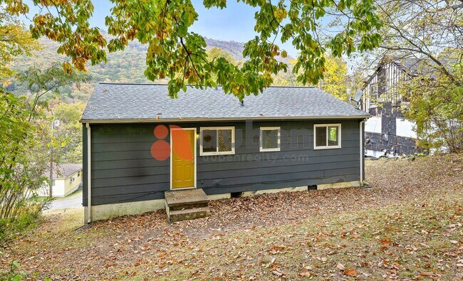 Building Photo - 3 Bedroom Home in St. Elmo! $350 off your first month's rent!