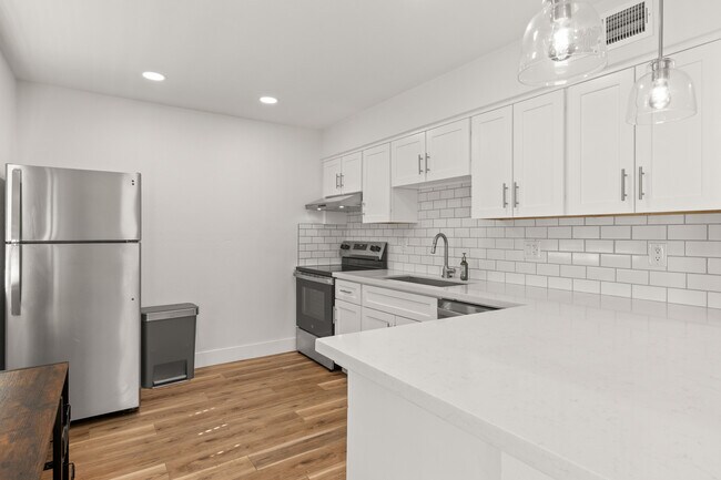 Building Photo - 2025 N Richland St