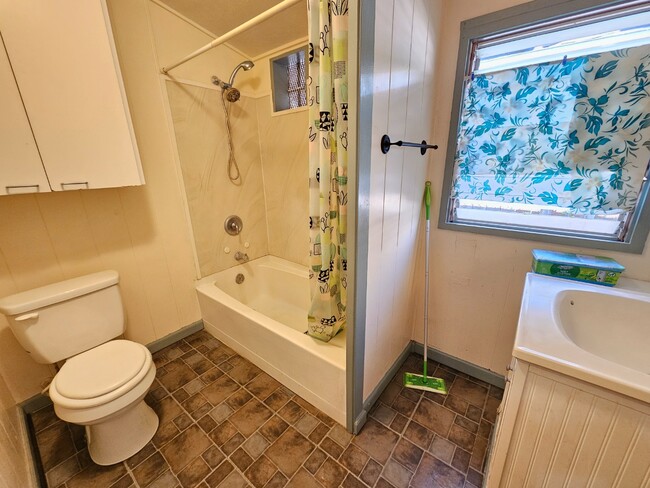 Building Photo - 2-bedroom 1 bath apartment with 1 parking.