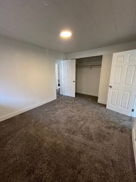 Building Photo - 553 E Emerson Ave