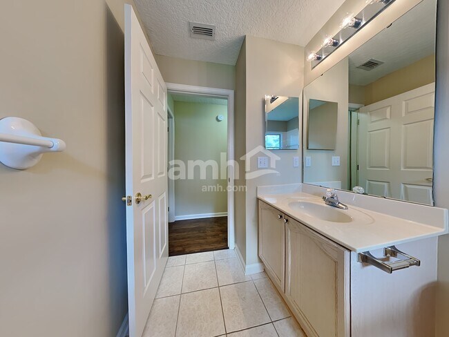 Building Photo - 11753 Donato Dr