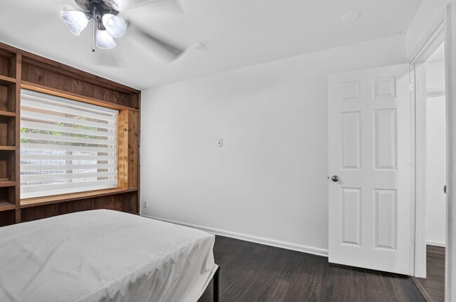 Building Photo - 7813 Kenway Pl W